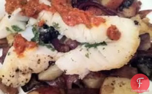 Robalo cortado com cebola roxa, cogumelos e batatas novas