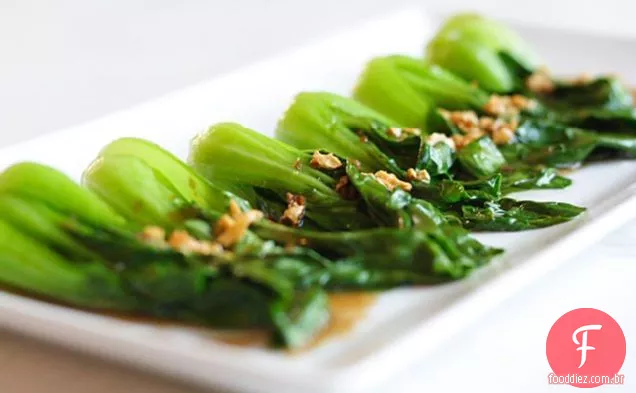 Verdes chineses de estilo restaurante com molho de ostra
