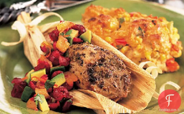 Lombo de porco esfregado com especiarias em cascas de milho com Salsa de Cranberry-abacate