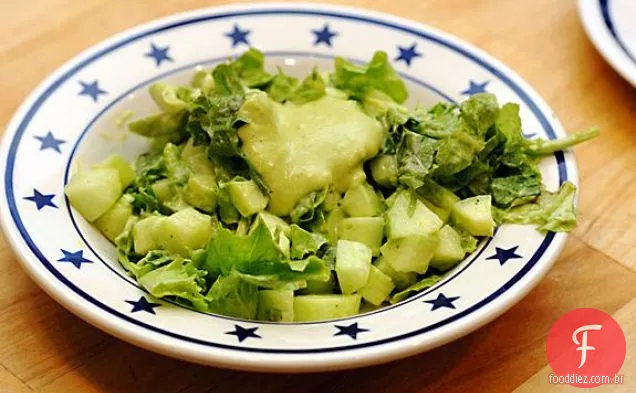 Frango com limão picante grelhado com feijão preto e salada de abacate