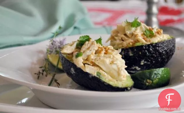 Salada de caranguejo em metades de abacate