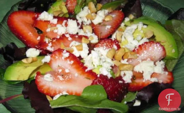 Salada de morango com abacate com queijo Feta e nozes em um estragão Vin