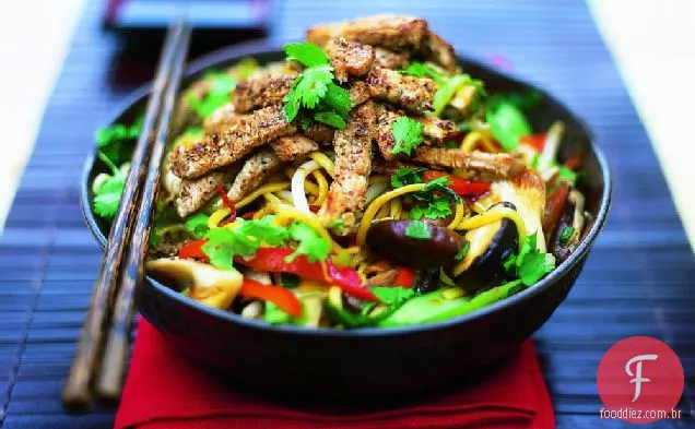 Carne de porco Oriental com macarrão