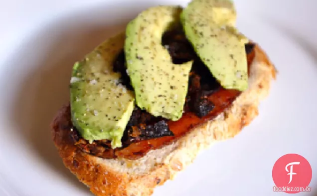 Bacon, abacate e Sanduíche De Tomate Seco ao sol