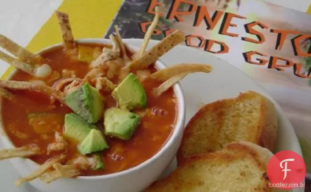 A famosa sopa de tortilha de frango de Dionicia