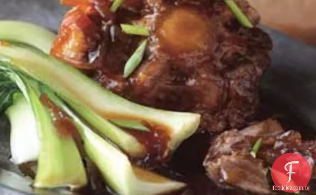 Oxtails refogados com anis estrelado e verdes chineses