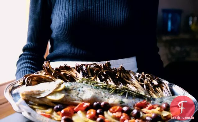 Robalo assado inteiro com batatas e azeitonas