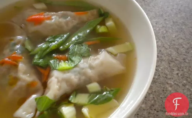 Wontons De Frango Em Um Caldo De Soja De Gengibre