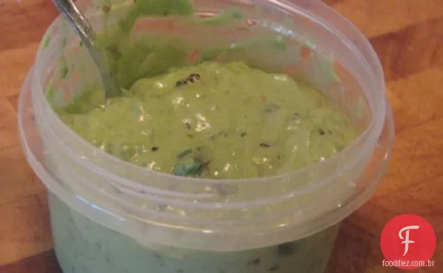 Guacamole com jalapeno carbonizado e cebolinha