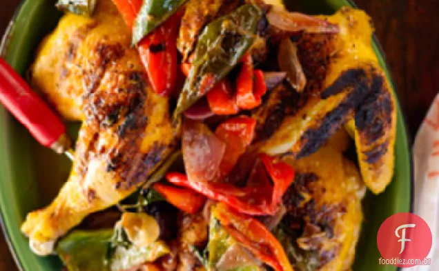 Frango sob um tijolo com abacates e Chiles