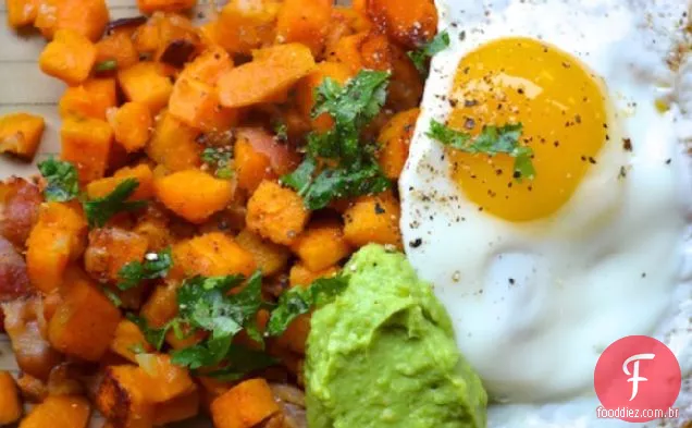 Bacon e batata-doce Hash com creme de abacate