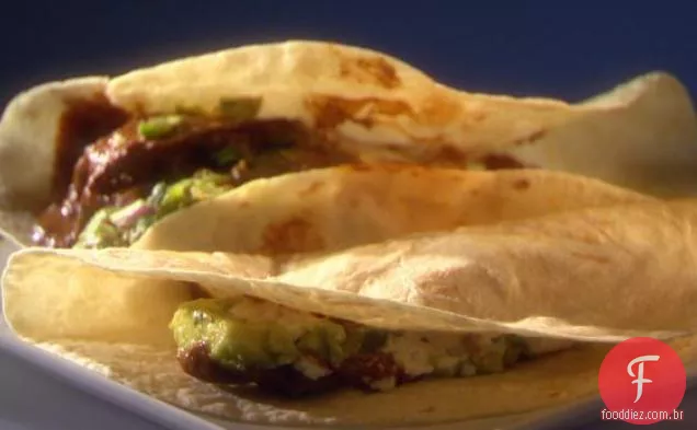 Chipotle esfregou tacos de bife toupeira com creme Chipotle e Guacamole