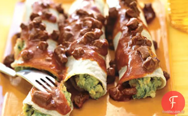 Tacos de Guacamole com molho Tomatillo e bife