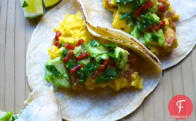 Ovos mexidos e tacos de salsicha com abacate e cebolinha