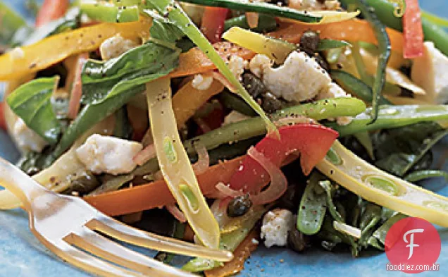 Salada multicolorida de pimenta e feijão com Salata de Ricota e ervas