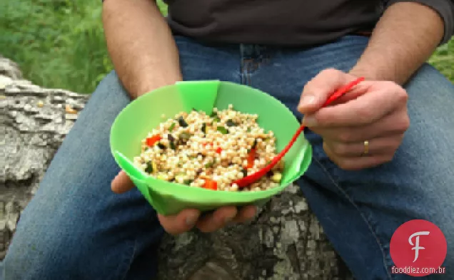 Salada de Cuscuz de fogueira com receita de pimentão e hortelã