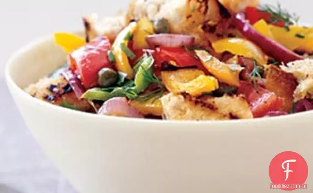 Salada Panzanella grelhada com pimentão, abóbora e tomate