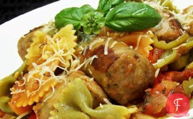 Salsicha italiana de peru e pimentão com massa de Gravata borboleta