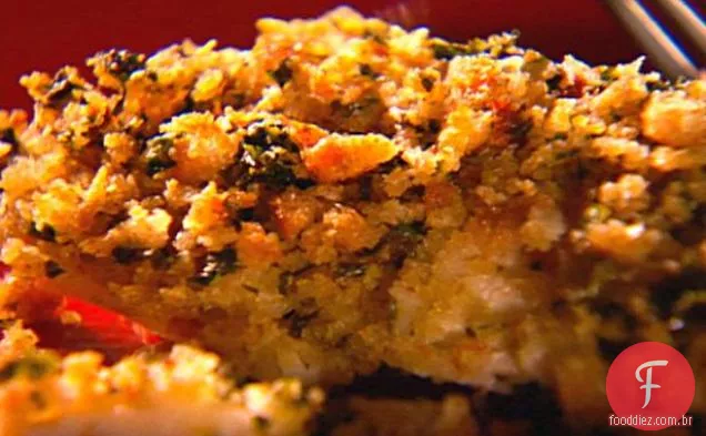 Robalo assado com manteiga de alho caseira e cobertura de migalhas de Pão de ervas