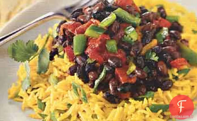 Salada de arroz amarelo com pimentão assado e feijão preto picante