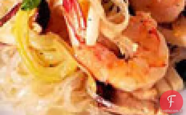 Camarão e macarrão fritar