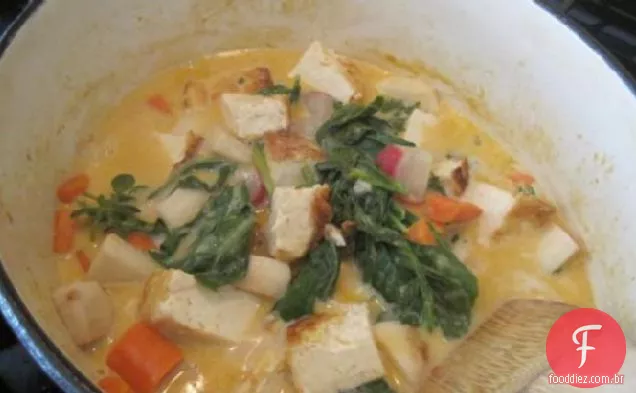 Tofu tailandês com abobrinha, pimentão vermelho e limão