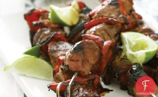 Kebabs de porco do Pacífico com arroz de abacaxi