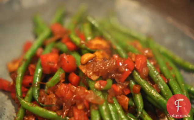 Verts de Haricots salteados, pimentões vermelhos e pinhões
