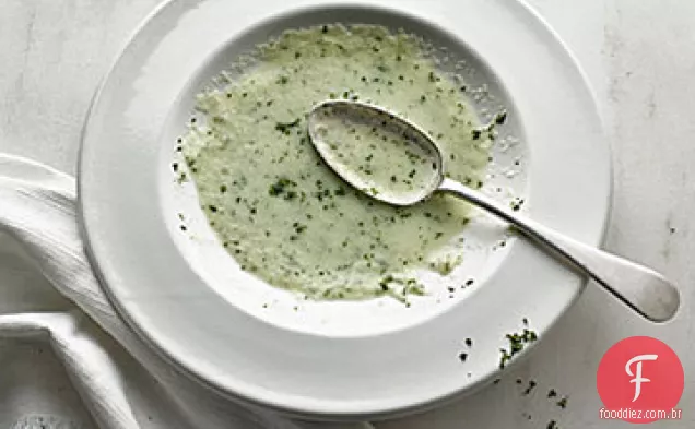 Sopa de pepino gelada com folhas de hortelã