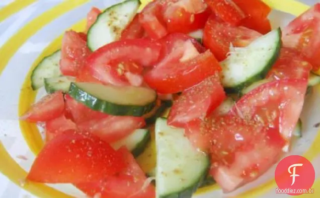 Salada refrescante de pepino, tomate e limão