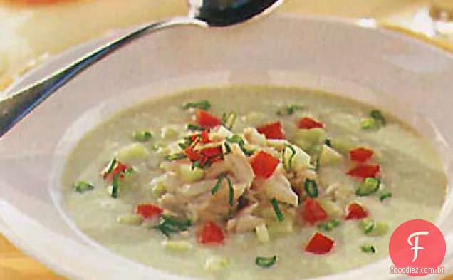 Sopa de leitelho com pepino e caranguejo