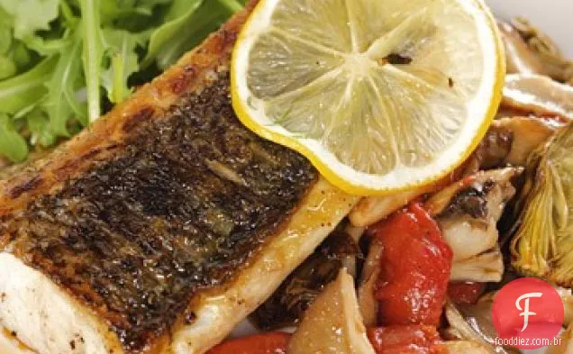 Robalo assado com alcachofras assadas, cogumelos e marmelada de tomate