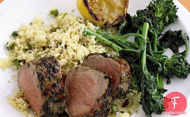Carne de porco grelhada e brócolis Rabe com cuscuz de pistache