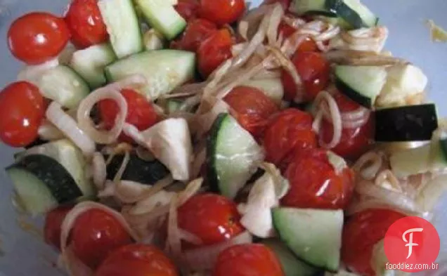 Tomates Assados, Cebolas, Com Mussarela E Pepinos