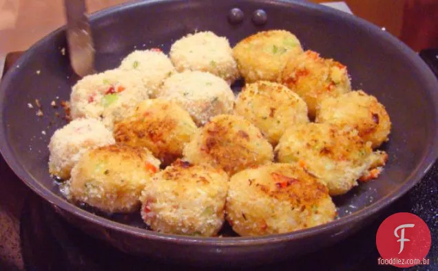 Bolos De Caranguejo Com Molho De Pimentão Doce Tailandês E Pepino Marinado
