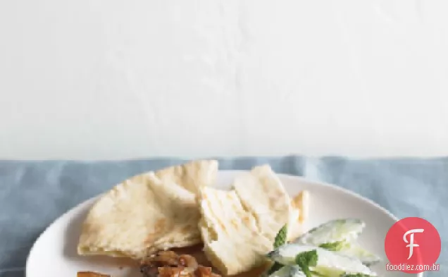 Frango marinado com salada de pepino e hortelã