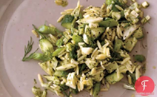 Orzo, feijão verde e salada de erva-doce com pesto de endro