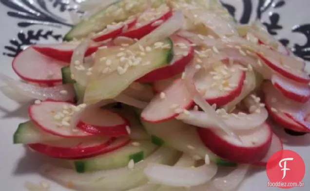 Salada de pepino e rabanete estilo japonês