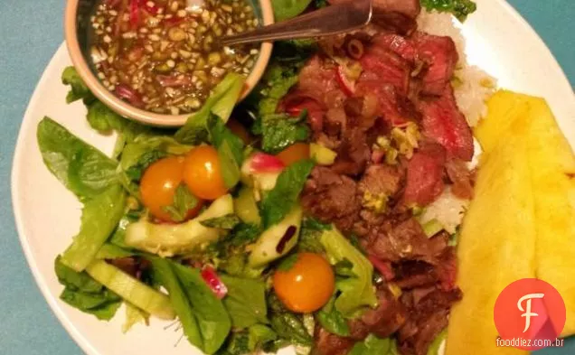 Tiger Cries Salad (uma salada de carne tailandesa picante)