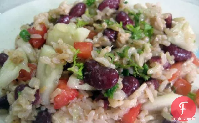 Salada fria de macarrão Soba com pepino e Shiitake
