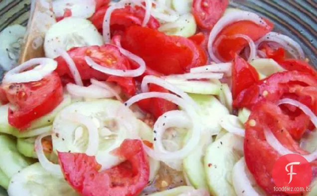 Pepinos, cebolas e tomates marinados