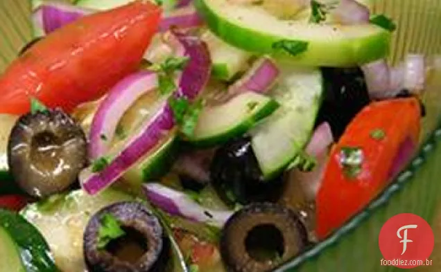 Salada de tomate pepino com abobrinha e azeitonas pretas em vinagrete balsâmico de limão