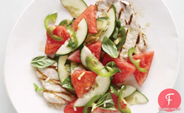 Costeletas de porco grelhadas com salada de melancia e pepino
