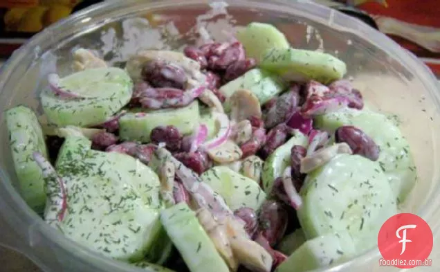 Salada de pepino e feijão vermelho
