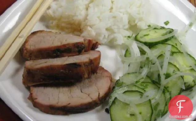 Carne De Porco De Gergelim Com Salada Tailandesa De Pepino
