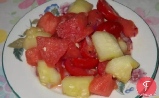 Melancia, tomate cereja e salada de pepino