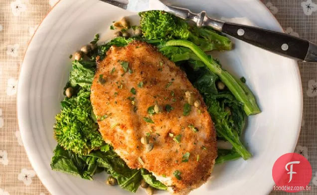 Frango Scaloppine sobre brócolis Rabe
