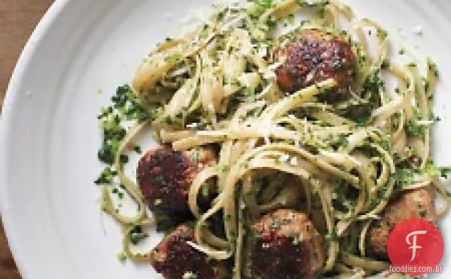 Pesto de rabe de brócolis com macarrão de trigo integral e Linguiça de Peru