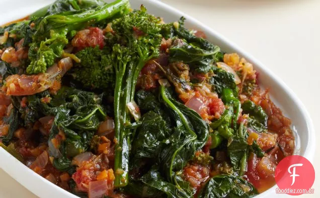 Rabe de brócolis cozido com molho de tomate picante