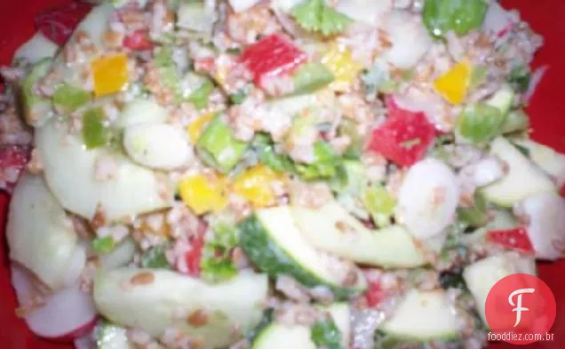 Salada de vegetais-Bulgur com molho de leitelho